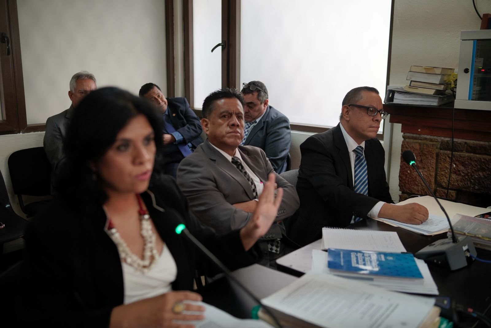  La supervisora Sindie García expone sus argumentos mientras el juez William Chen junto a su abogado escuchan su intervención. Crédito: Nathalie Quan 